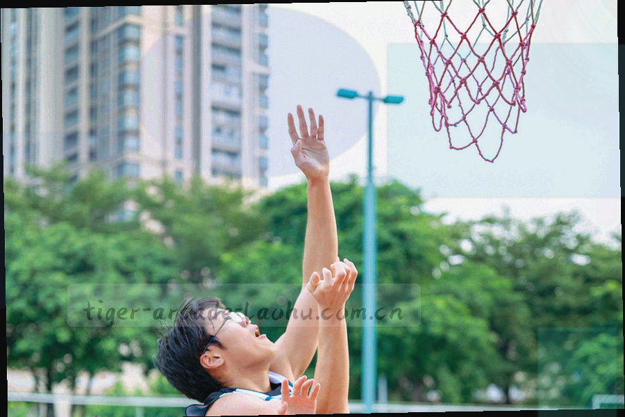 工作台上的显示器、手柄、外接硬盘与校验标签贴纸，屏幕只显示色块与进度条